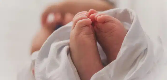 Conseils pour les premiers jours avec bébé : trucs et astuces pour nouveaux parents
